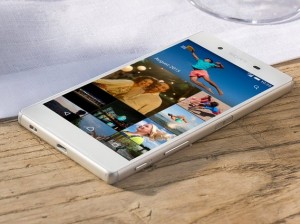 Sony-Xperia-Z5-Smartfon-na-stole